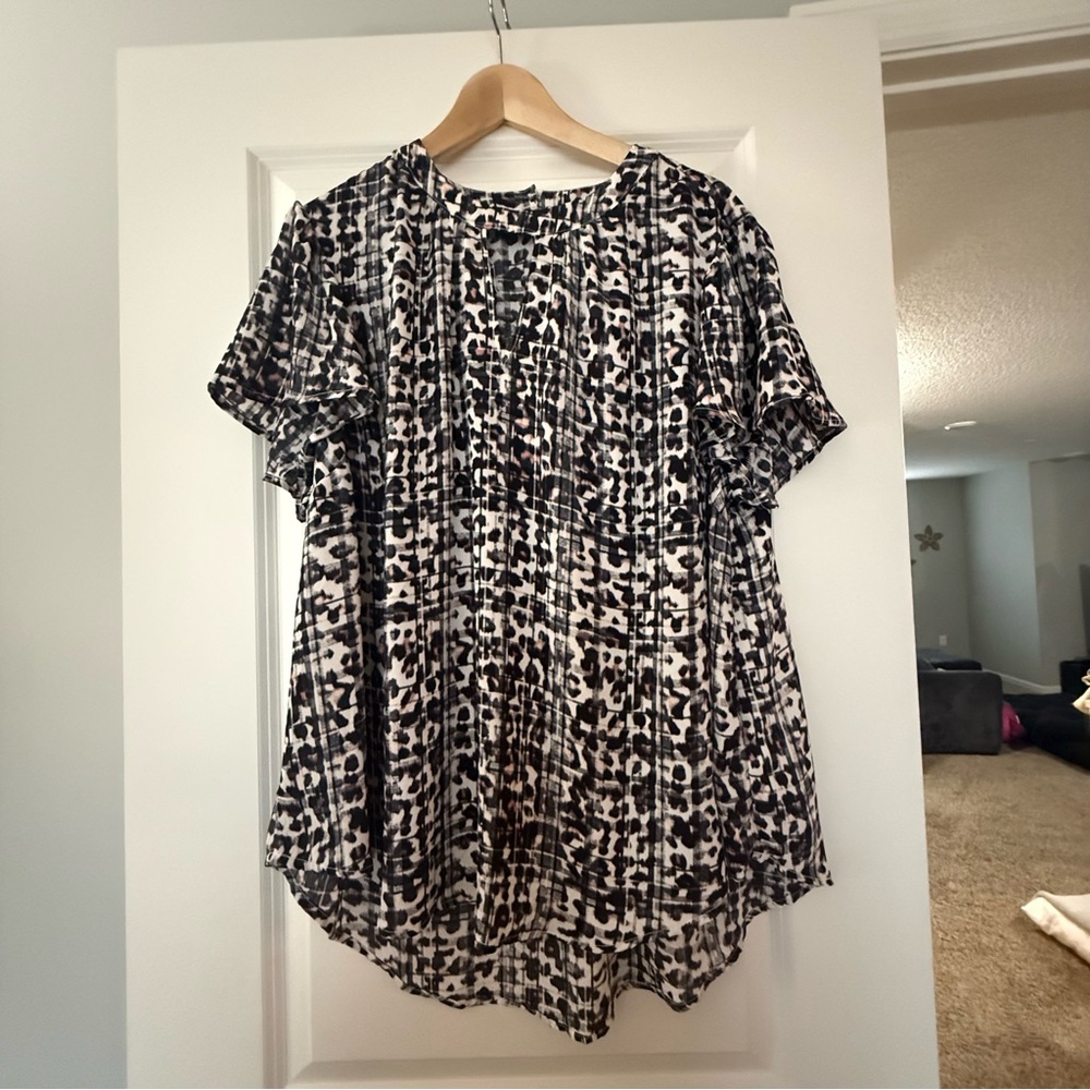 Women’s Black and White Leopard Print Short Sleeve Top